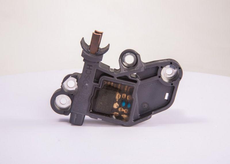 BOSCH 0 272 220 731 Generatorregler